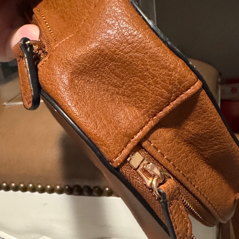 Heart-Shaped Brown Leather Crossbody Bag - Picture 7 of 7